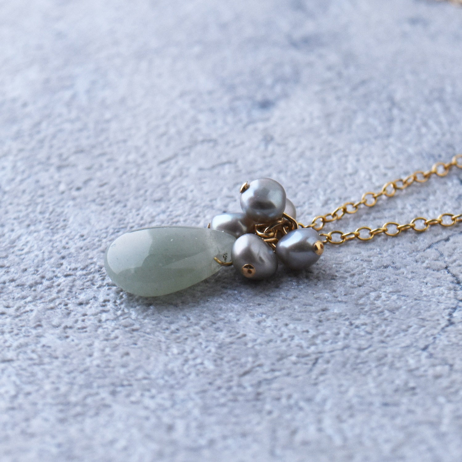 グリーンアベンチュリンと淡水パールのネックレス