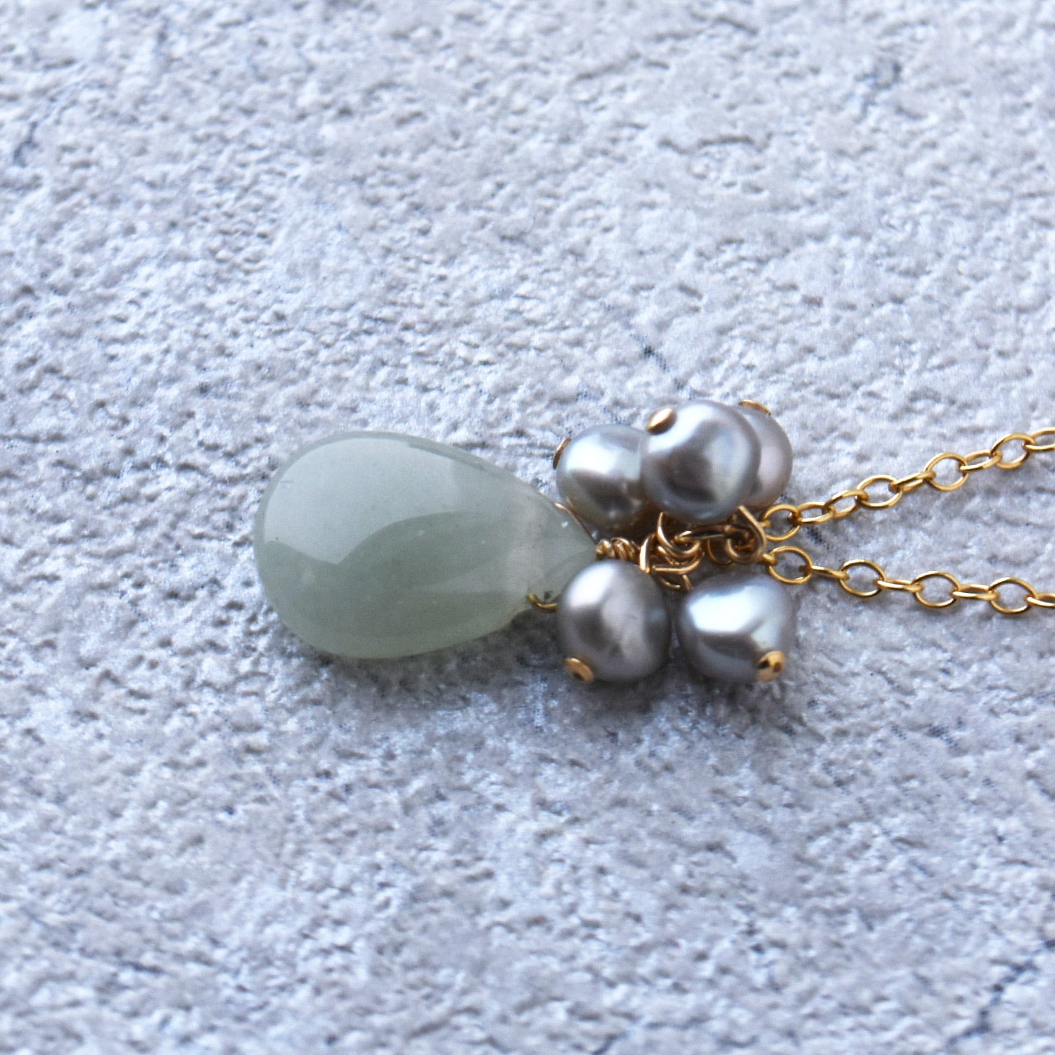 グリーンアベンチュリンと淡水パールのネックレス