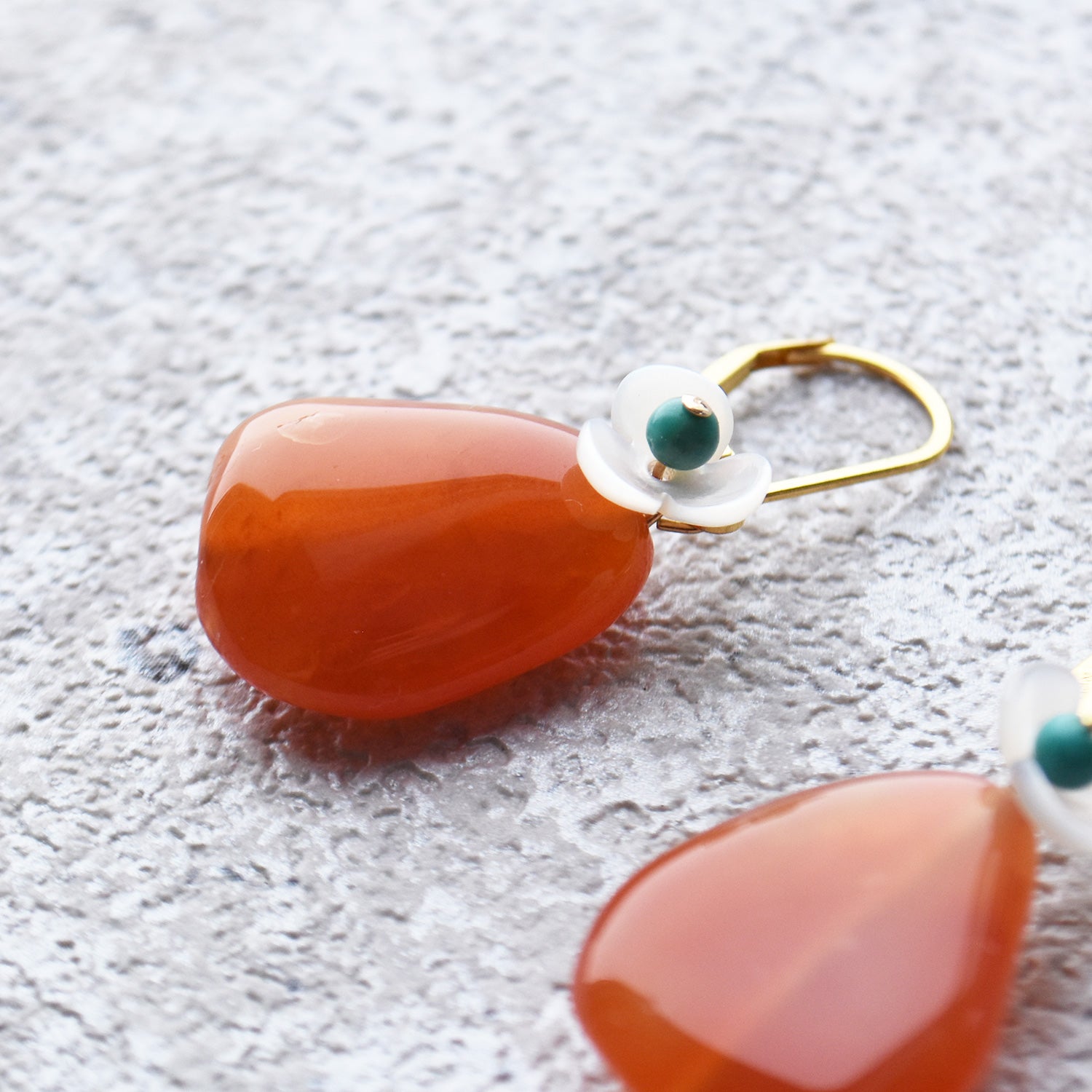 カルセドニーとターコイズのピアス　Chalcedony Turquoise Earrings