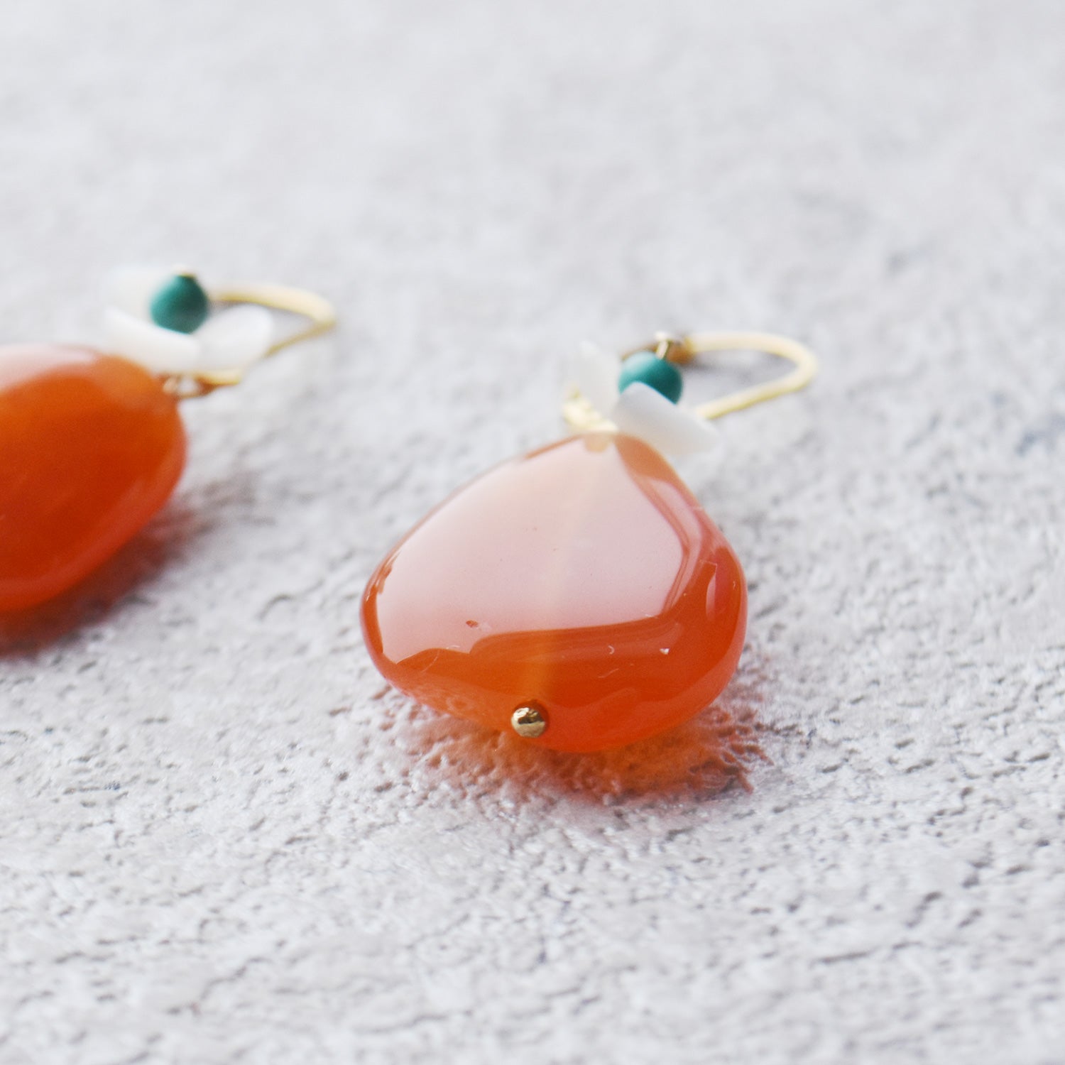 カルセドニーとターコイズのピアス　Chalcedony Turquoise Earrings